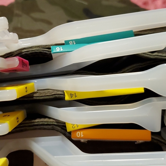 TIME AND TRU HI-RISE SLIM JEANS 👖 - Picture 6 of 11